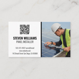 Zonnepaneeltechnicus inspecteert QR-code Visitekaartje
