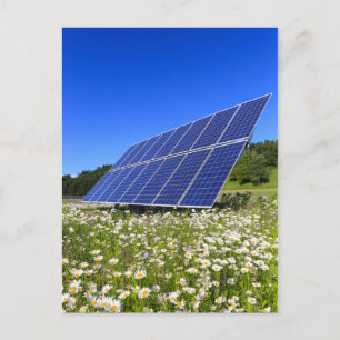 Zonnepanelen met landelijk landschap briefkaart