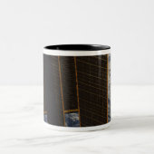 Zonnepanelen van het internationale ruimtestation tweekleurige koffiemok (Center)