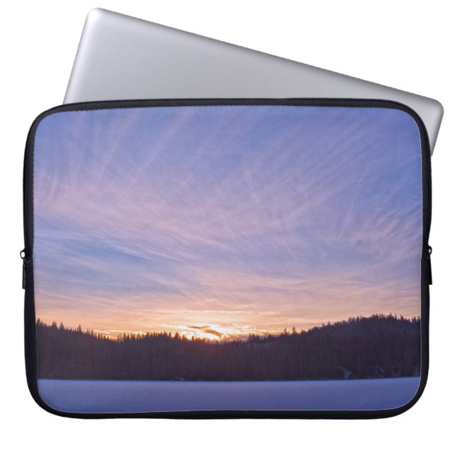 Zonneplaat over met sneeuw bedekt wintermeer en bo laptop sleeve (Voorkant)