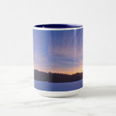 Zonneplaat over met sneeuw bedekt wintermeer en bo mok (Midden)