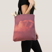 Zonnerode dunderwolk op tas (Dichtbij)