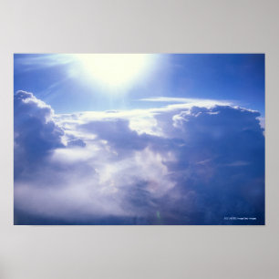 Zonneschacht door wolken poster