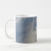 Zonneschijn aan de kust van Massachusetts. Koffiemok (Links)