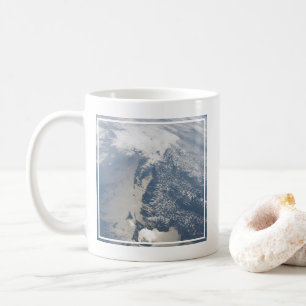 Zonneschijn aan de kust van Massachusetts. Koffiemok