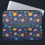 Zonnestelsel met zon en gewassen op maat laptop sleeve<br><div class="desc">Een leuk en modern zonnestelsel met kleurrijke planeet,  ster- en zonillustraties tegen een donkerblauwe achtergrond. Dit ontwerp kan met een naam worden gepersonaliseerd of met initialen worden monogrammed.</div>