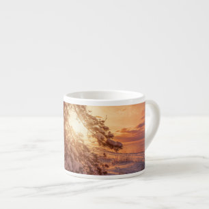 Zonnesten boven zee en snowpiene espresso kop