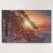 Zonnesten boven zee en snowy-pijnboompuzzel legpuzzel (Horizontaal)