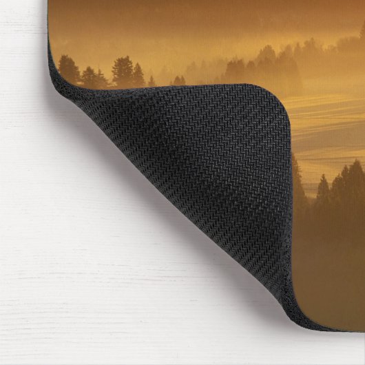 Zonnestijg oranje kleuren de mist in de vallei in muismat (Hoek)