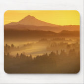 Zonnestijg oranje kleuren de mist in de vallei in muismat (Voorkant)