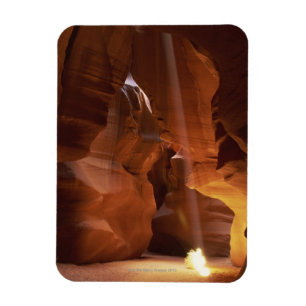 Zonnestraal die op de vloer van de canyon tumblewe magneet