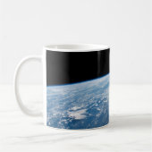zonnestraal voor de kust van de stille oceaan koffiemok (Links)