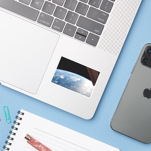 zonnestraal voor de kust van de stille oceaan sticker (Laptop met iPhone)