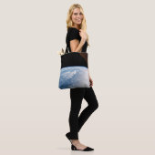 zonnestraal voor de kust van de stille oceaan tote bag (Op model)