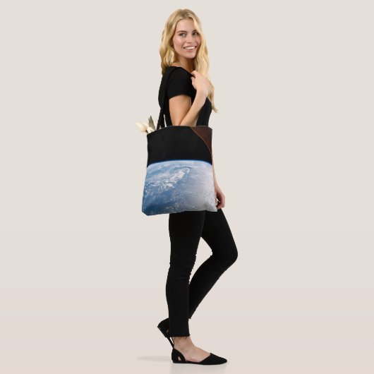 zonnestraal voor de kust van de stille oceaan tote bag (Op model)