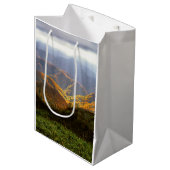 Zonnestralen boven het Shirakami-Sanchi-gebergte Medium Cadeauzakje (Voorkant Gekanteld)