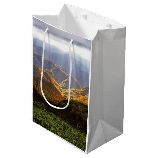 Zonnestralen boven het Shirakami-Sanchi-gebergte Medium Cadeauzakje (Voorkant Gekanteld)