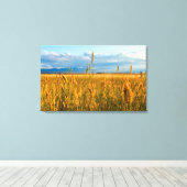 Zonnestralen boven tarweveld met bergen canvas afdruk (Insitu (Houten vloer))
