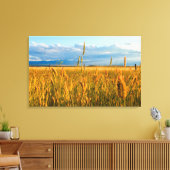 Zonnestralen boven tarweveld met bergen canvas afdruk (Insitu (Woonkamer))