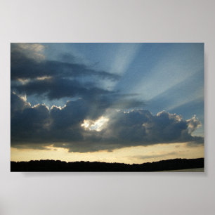 Zonnestralen die door de wolken komen poster