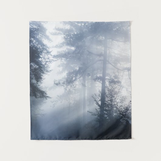 Zonnestralen die door het bos glanzend worden wandkleed (Voorkant)