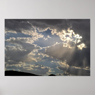 Zonnestralen door woestijnstormwolken poster