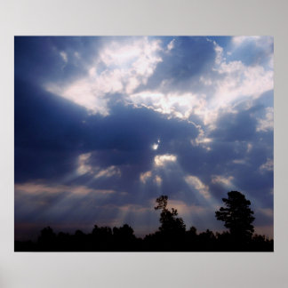 zonnestralen door wolken poster