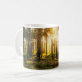 Zonnestralen in het dennenbos koffiemok (Voorkant links)
