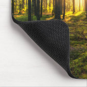 Zonnestralen in het dennenbos muismat (Hoek)