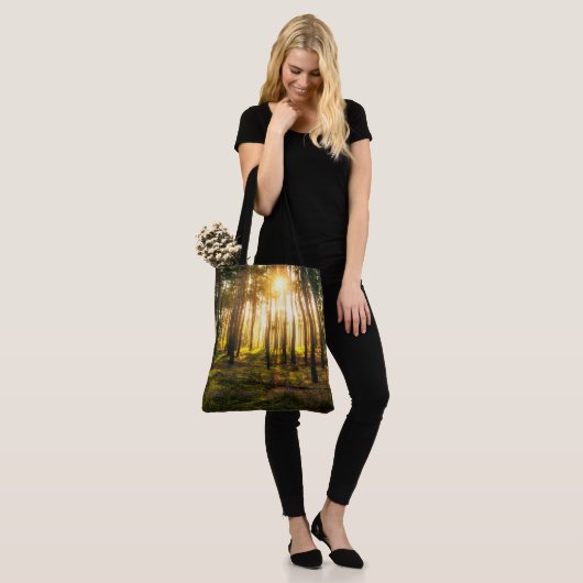 Zonnestralen in het dennenbos tote bag (Op model)