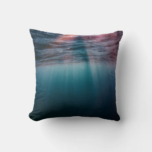 Zonnestralen onder water kussen