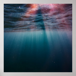 Zonnestralen onder water poster