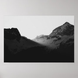 Zonnestralen over de bergen poster