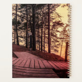Zonnestralen over houten pad in dennenbos planner (Achterkant)