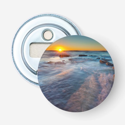 Zonnestralen verlichten de Stille Oceaan Button Flesopener (Voorkant)