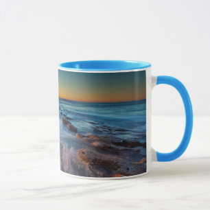 Zonnestralen verlichten de Stille Oceaan Mok