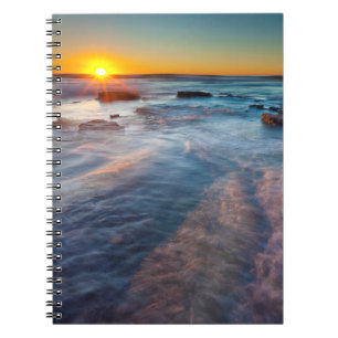 Zonnestralen verlichten de Stille Oceaan Notitieboek