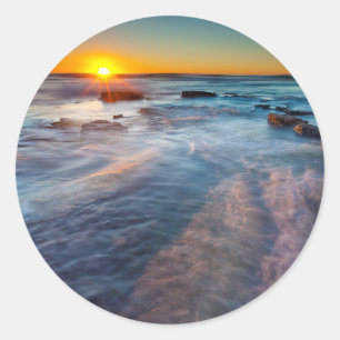Zonnestralen verlichten de Stille Oceaan Ronde Sticker