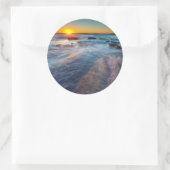 Zonnestralen verlichten de Stille Oceaan Ronde Sticker (Tas)