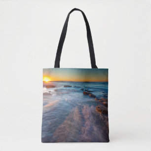 Zonnestralen verlichten de Stille Oceaan Tote Bag