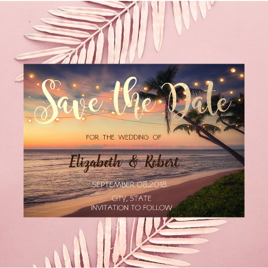 Zonnestrand bruiloft, palmen, lichten sparen de da save the date
