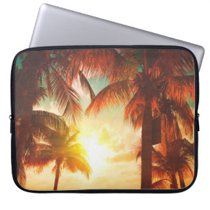 Zonnestrand met palmbomen en prachtige hemelboom laptop sleeve