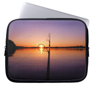 Zonnetijd op een zomermeer gezien door een visstaa laptop sleeve