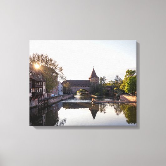 Zonnetijd over de oude middeleeuwse brug in Nürnbe Canvas Afdruk (Voorkant)