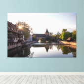 Zonnetijd over de oude middeleeuwse brug in Nürnbe Canvas Afdruk (Insitu (Houten vloer))