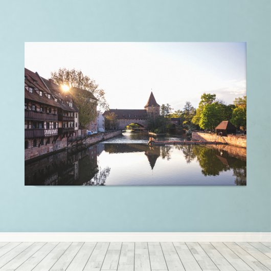 Zonnetijd over de oude middeleeuwse brug in Nürnbe Canvas Afdruk (Insitu (Houten vloer))