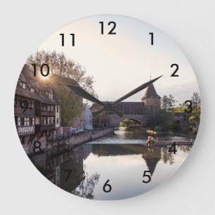 Zonnetijd over de oude middeleeuwse brug in Nürnbe Grote Klok