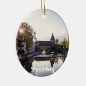 Zonnetijd over de oude middeleeuwse brug in Nürnbe Keramisch Ornament (Rechts)