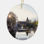 Zonnetijd over de oude middeleeuwse brug in Nürnbe Keramisch Ornament (Links)