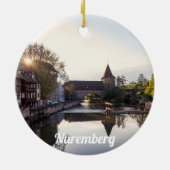 Zonnetijd over de oude middeleeuwse brug in Nürnbe Keramisch Ornament (Achterkant)